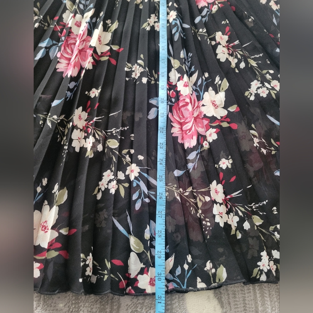 White House Black Market Chic Pleated Skirt Size M - Picture 3 of 4